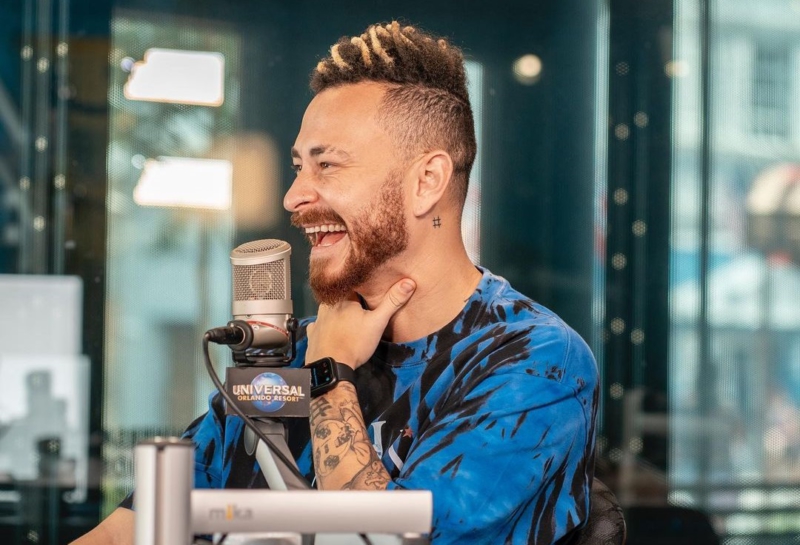 Imagem mostra Fred do Desimpedidos durante um programa de rádio